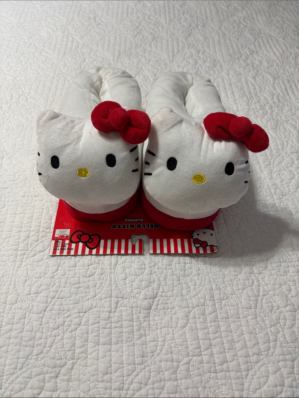 NWT Sanrio Hello Kitty Women’s White & Red Plush Slippers Faux Fur Size M-L 9-10